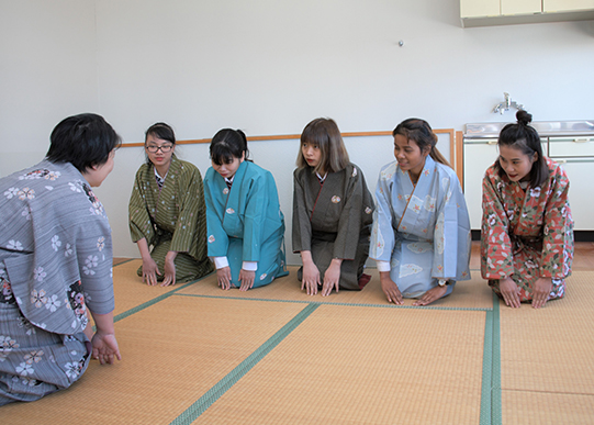 元女将の先生から座礼の指導