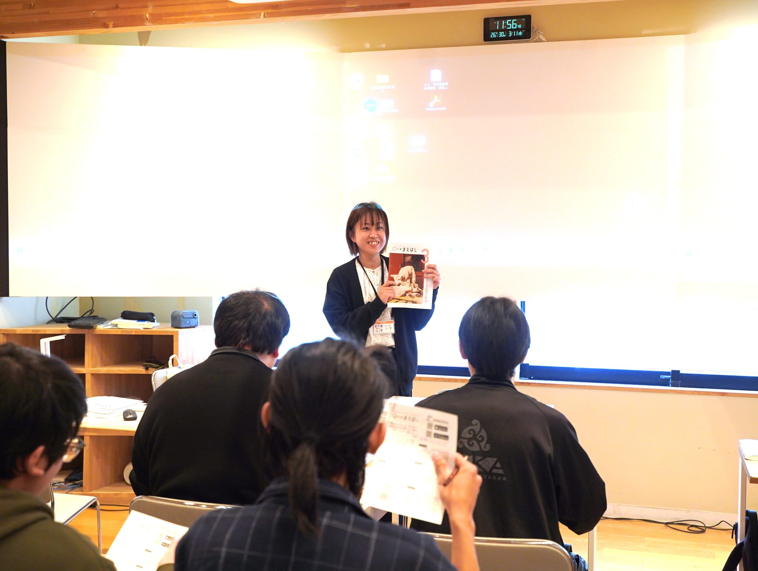 前橋市役所の方が来校し、留学生の生活に役立つ情報を紹介してくださいました